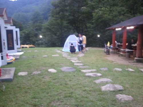 6인실 잔디밭앞에서